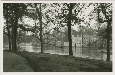 A-1804 XII De Noordsingel te Middelburg tijdens de inundatie, gezien vanaf het Noordbolwerk